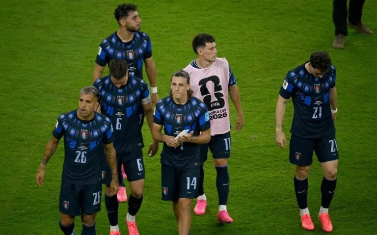 Jogadores-do-Uruguai-lamentam-a-eliminacao-da-Copa-do-Mundo-de-2026-aspect-ratio-512-320
